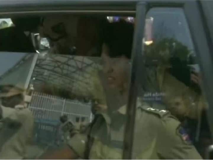 Trupti Desai Detained From Outside Telangana CMs Residence Property Trupti Desai Detained From Outside Telangana CMs Residence Property