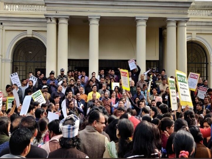 Delhi University: Protesting Teachers Gherao VC's Office Over Suspension Of Ad-Hoc Appointments Delhi University: Protesting Teachers Gherao VC's Office Over Suspension Of Ad-Hoc Appointments