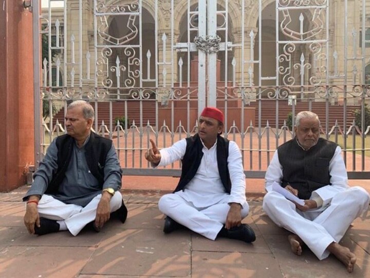 Unnao Incident: SP Chief Akhilesh Yadav Sits On 'Dharna' Outside Vidhan Bhavan Unnao Incident: Akhilesh Yadav Sits On 'Dharna' Outside Vidhan Bhavan