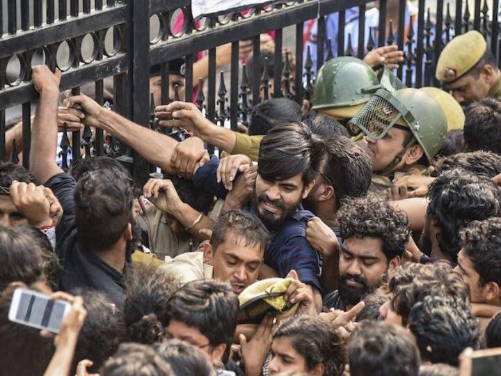 Delhi Police Shuts All JNU Gates To Stop Students' March Delhi Police Shuts All JNU Gates To Stop Students' March