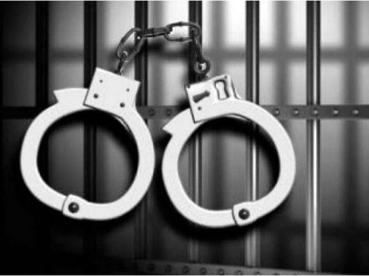 Four Held For Trying To Blackmail, Extort Money From Kashmiri Doctor In Kolkata Four Held For Trying To Blackmail, Extort Money From Kashmiri Doctor In Kolkata