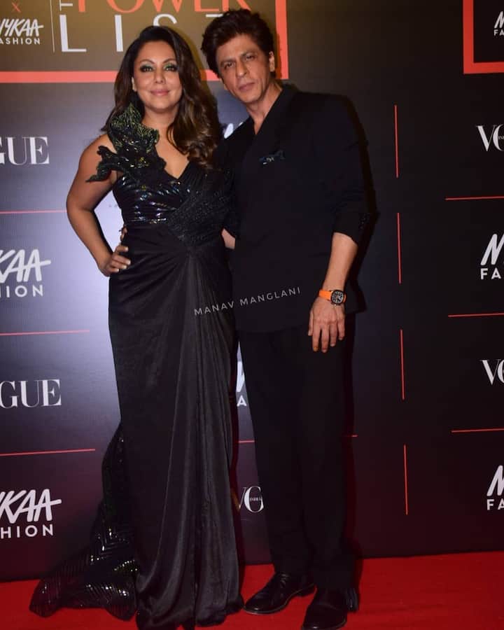 Bollywood's Power couple Shah Rukh Khan attended the big night with wife Gauri Khan. The couple got snapped twinning in black while posing together for paps. (Photo: Manav Manglani)