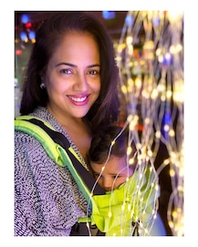 PICS: Pregnant Sameera Reddy goes traditional for her \'Godh Bharai\', wears  a kanchivaram silk saree for her baby shower!
