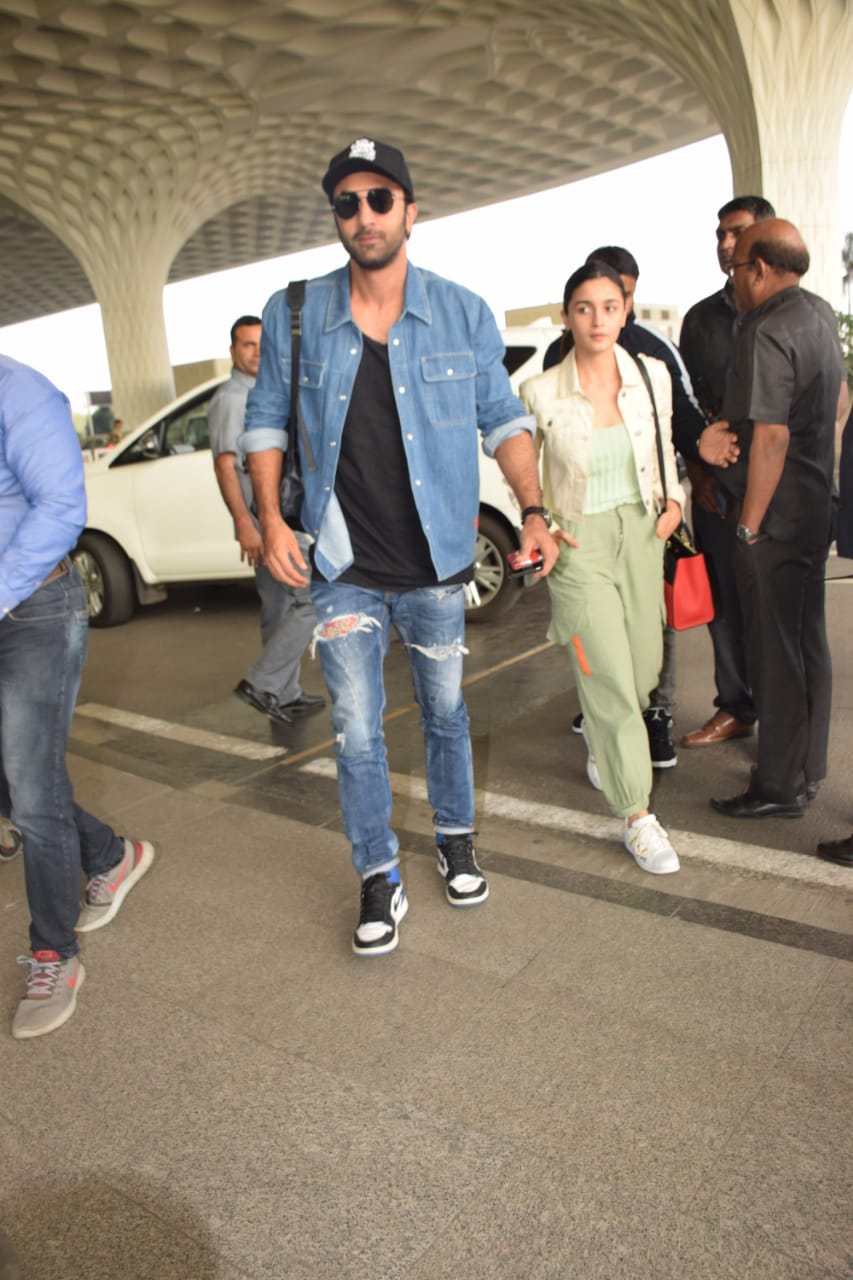 Alia Bhatt nails airport style in flared pants and roomy top | Hindi Movie  News - Times of India
