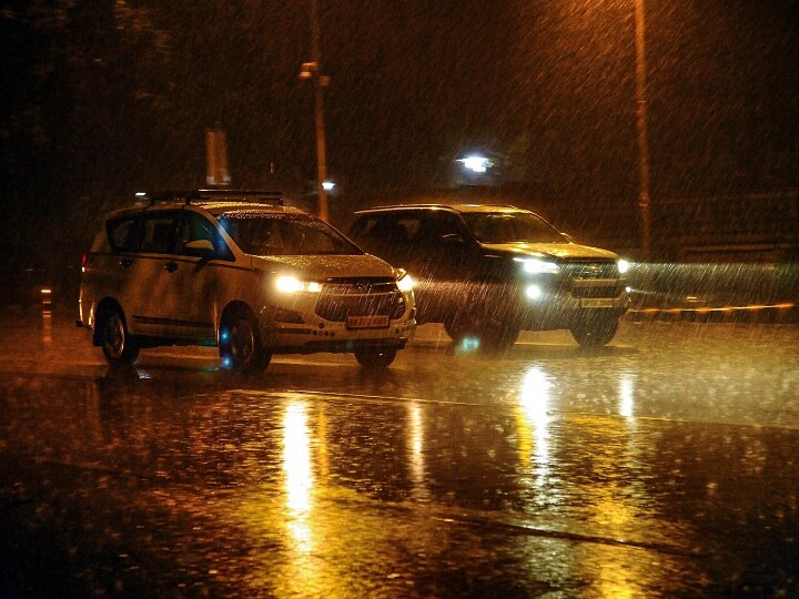 Heavy Downpour, Hailstorm Hit Delhi-NCR; Improves Air Quality, Brings In Winter Chill Heavy Rains, Thunderstorm Lash Delhi-NCR; Improves Air Quality, Brings In Winter Chill