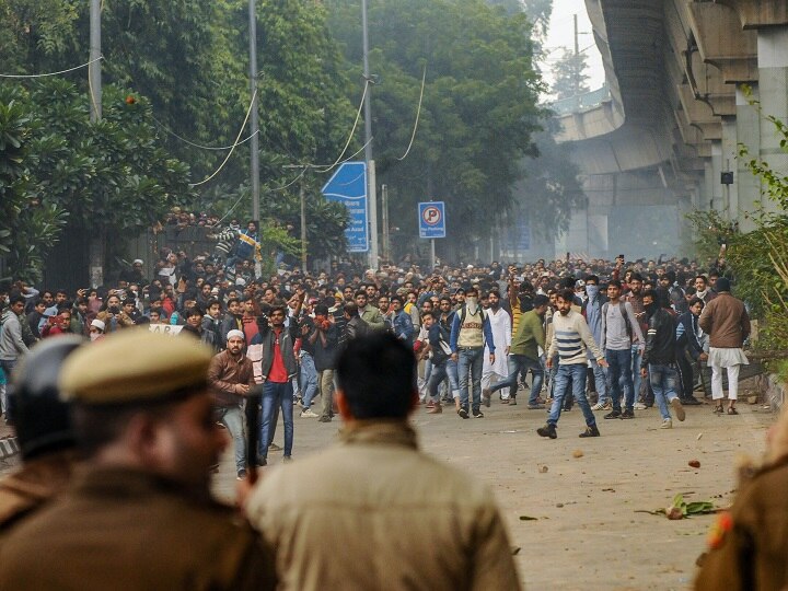 CAB Protest Reaches Delhi As March To Parliament Turns Violent; Jamia Under Lockdown CAB Protest Reaches Delhi As March To Parliament Turns Violent; Jamia Under Lockdown