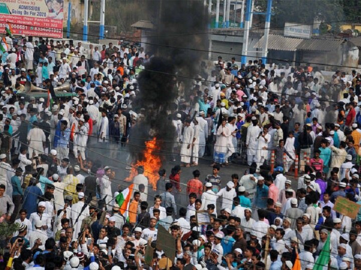 Anti-CAA Protest In Bengal: Protesters Torch Railway Stations, Block Roads; In Points Anti-CAA Protest In Bengal: Protesters Torch Railway Stations, Block Roads; In Points