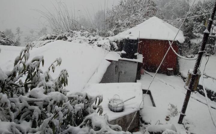 Uttarakhand: Pithoragarh district receives snowfall, visuals from Munsyari. (ANI)