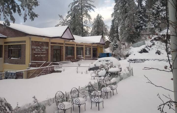Himachal Pradesh: Narkanda town of Shimla district covered in a white blanket of snow, as the region receives snowfall. (ANI)