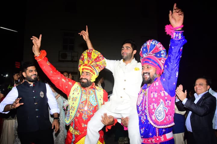 Armaan & Anissa finally got engaged yesterday (14th December) in a roka ceremony which was attended by Kareena-Saif Ali Khan, Karisma Kapoor & other family members. Take a look at the pictures below...(Photo: Manav Manglani)