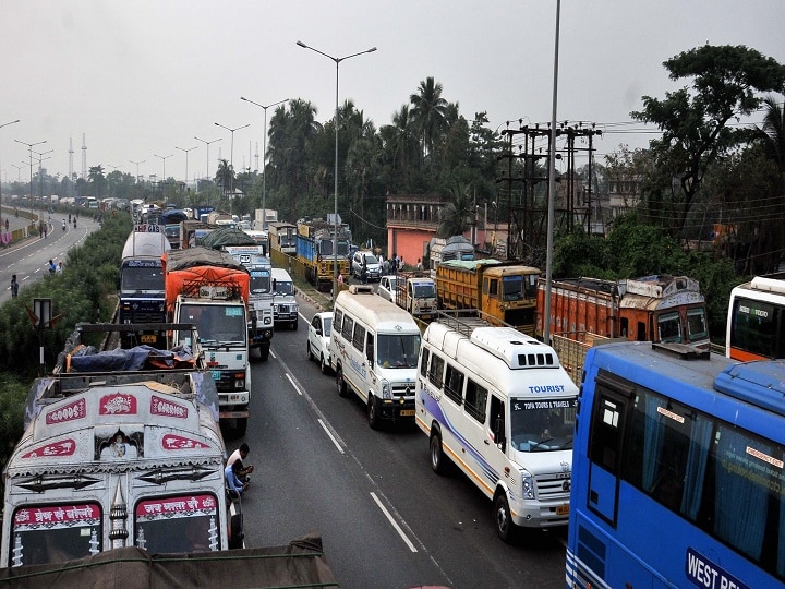 West Bengal: Anti-CAA Protesters Obstruct Key Highways; 15 Trains Affected West Bengal: Anti-CAA Protesters Obstruct Key Highways; 15 Trains Affected