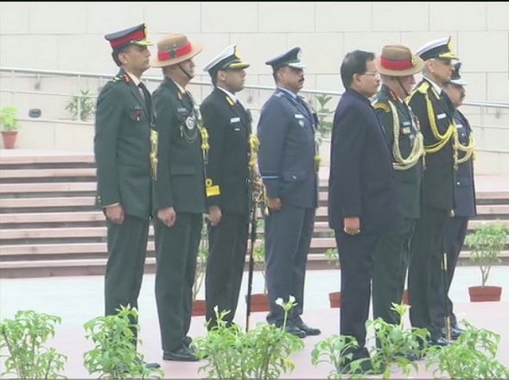 Army, Navy, Air Force Chiefs Pay Tribute At National War Memorial On Vijay Diwas Army, Navy, Air Force Chiefs Pay Tribute At National War Memorial On Vijay Diwas