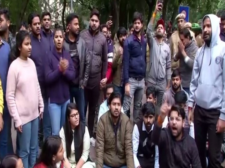 DUSU Protests In Support Of Jamia, AMU Students, Says Completely Against Citizenship Law DUSU Protests In Support Of Jamia, AMU Students, Says Completely Against Citizenship Law