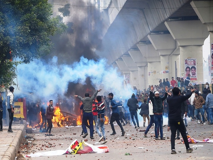 CAA Protests: Demonstrators Turn Violent in Jafrabad & Seelampur, Police Fire Tear Gas Shells CAA Protests: Situation Under Control In Seelampur After Delhi Police Crackdown & Appeal From Mosque