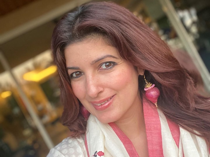 PICS: Twinkle Khanna Flaunts Onion Earrings Gifted By Hubby Akshay Kumar PICS: Twinkle Khanna Flaunts Onion Earrings Gifted By Hubby Akshay Kumar