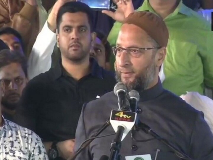 Anti-CAA Protests: Owaisi Appeals To People To Hoist National Flag Atop Houses To Oppose The 'Black Law' Anti-CAA Protests: Owaisi Appeals To People To Hoist National Flag Atop Houses To Oppose The 'Black Law'