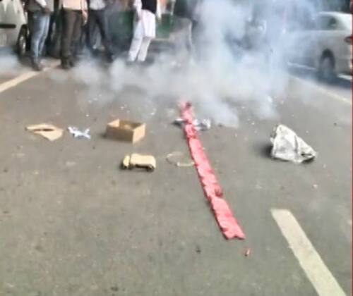 Here's a picture of Congress workers & supporters bursting firecrackers as the grand alliance has taken a lead as per early trends. 