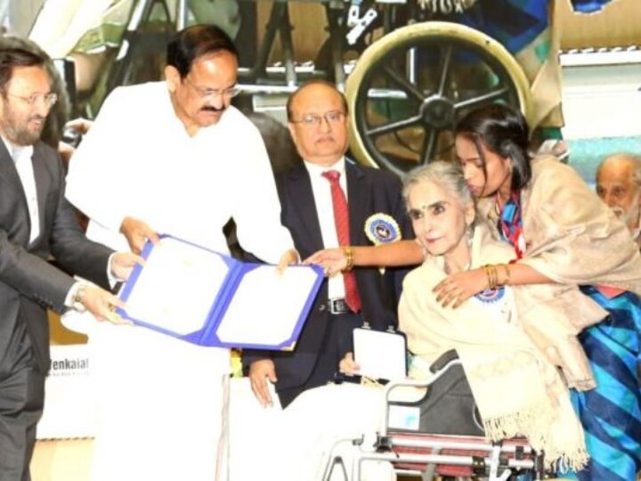 National Film Awards 2019: Surekha Sikri Accepts Her Award In Wheelchair (See PIC) PIC: 'Badhaai Ho' Actress Surekha Sikri Accepts National Film Award In wheelchair