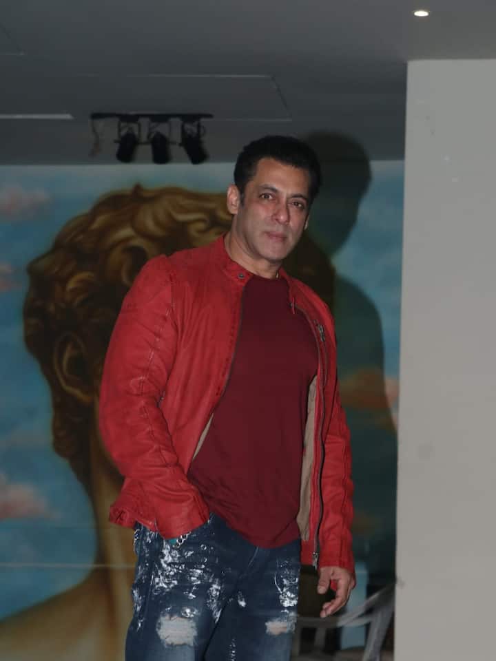 Salman Khan aka 'Chulbul Pandey' was seen in a more casual avatar with a maroon T-shirt and his signature ripped denim.(Photo: Manav Manglani)