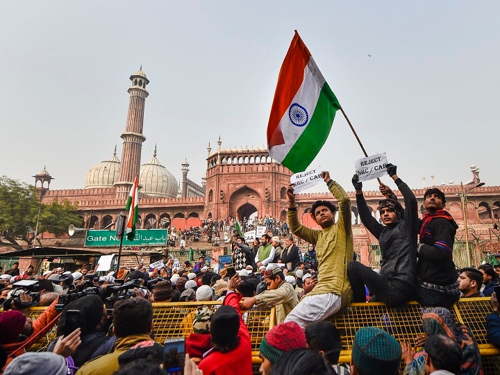 CAA Protests In Delhi: Hundreds March From Jama Masjid To PM Modi's House; Many Injured CAA Protests: 375 Detained Protesters Freed In Delhi; Internet Back In Several UP Districts
