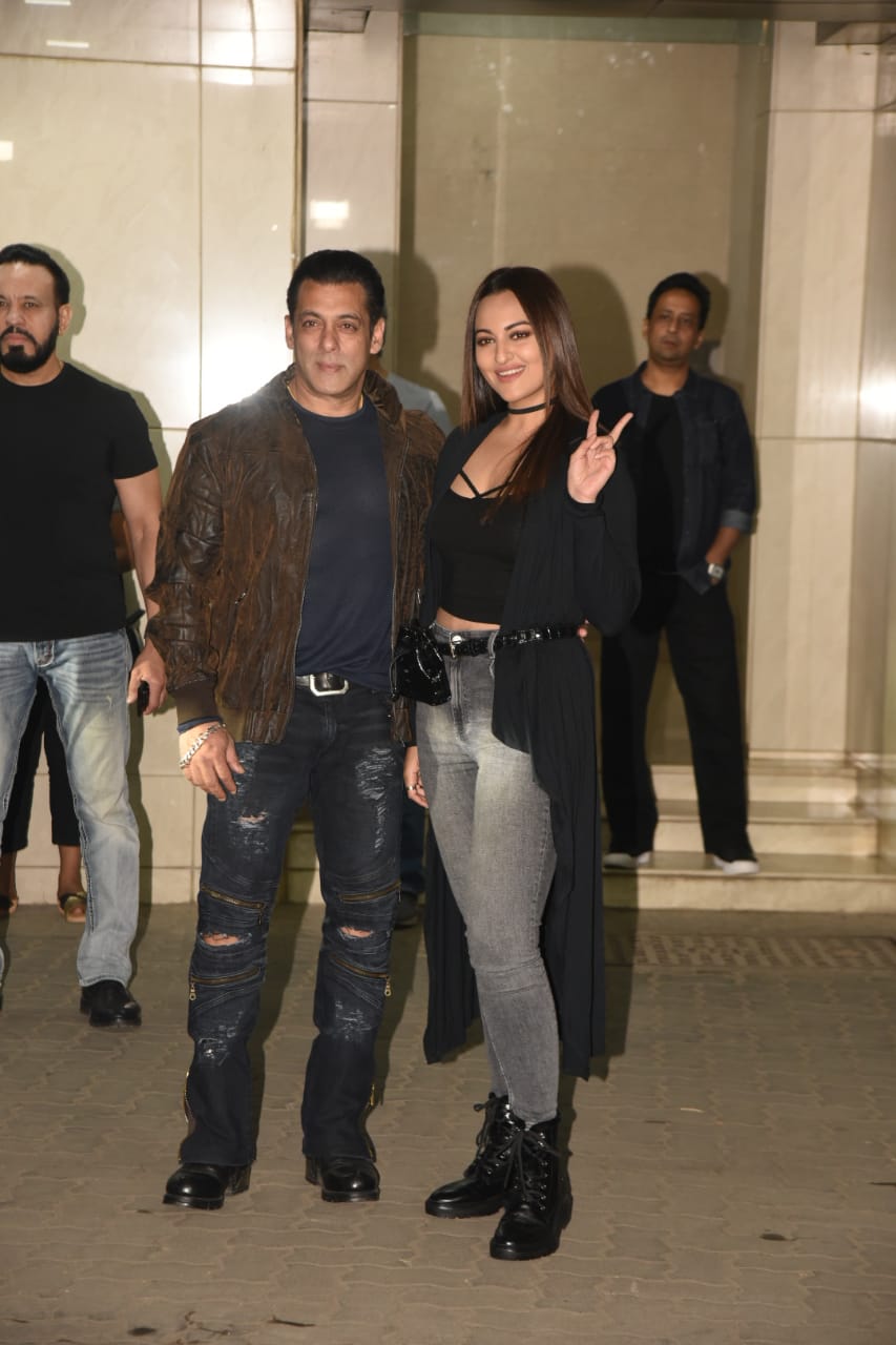 pics: katrina, sonakshi & other bwood celebs attend salman khans