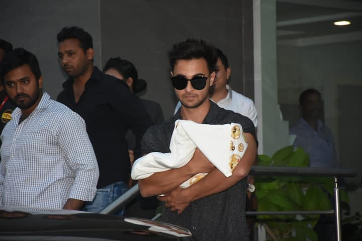 Here's another picture of Aayush Sharma with baby girl Ayat. (Photo: Manav Manglani)