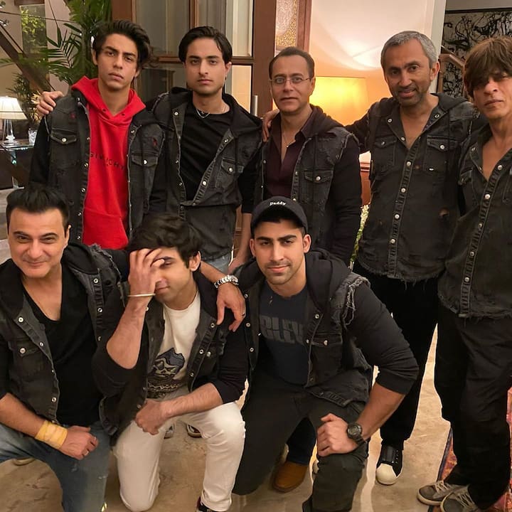 Take a look at the pictures from SRK-Gauri's New Years bash below...(Photo: Instagram)