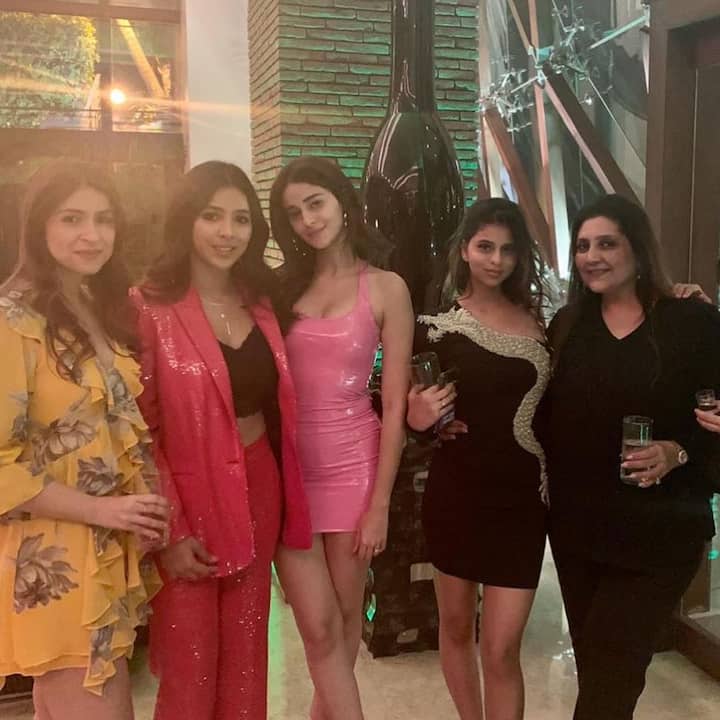 Here's a picture in which Suhan Khan is posing with BFF Ananya Panday, herr mother Bhavana Pandey and others. (Photo: Instagram)