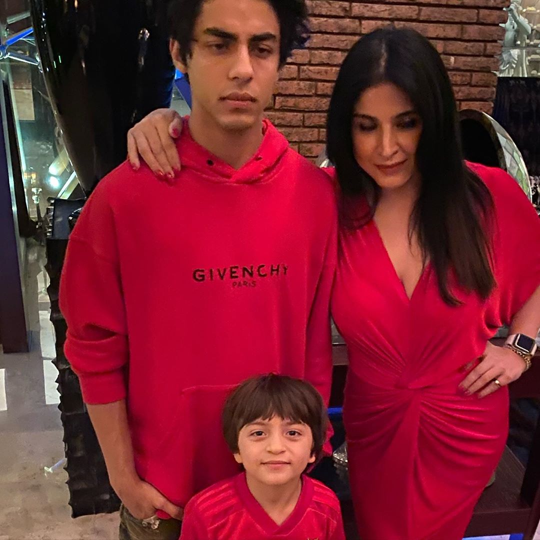 New Year 2020: Shah Rukh Khan-Gauri Khan Ring In 2020 With Kids Aryan