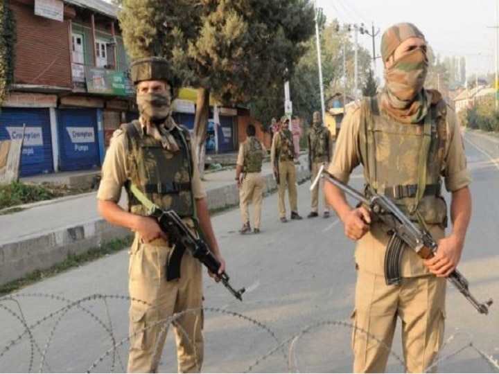 Jammu & Kashmir: LeT Militant Associate Held In Handwara Arms & Ammunitions Recovered Jammu & Kashmir: LeT Militant Associate Held In Handwara Arms & Ammunitions Recovered