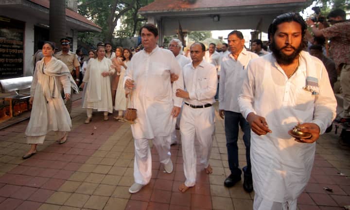 Various Bollywood celebs including Amitabh Bachchan, Karan Johar, Kareena Kapoor and Alia Bhatt arrived to pay last respects to Ritu Nanda before her funeral. (Photo Credit: Getty Images)