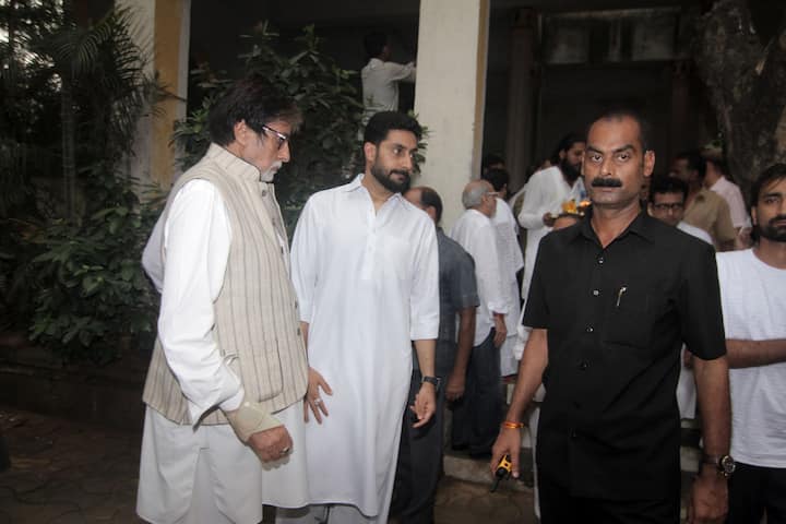 Amitabh Bachchan with son Abhishek Bachchan arrive to share condolences with the bereaved family. Ritu Nanda was the mother-in-law of Big B's daughter Shweta Bachchan. (Photo Credit: Getty Images)