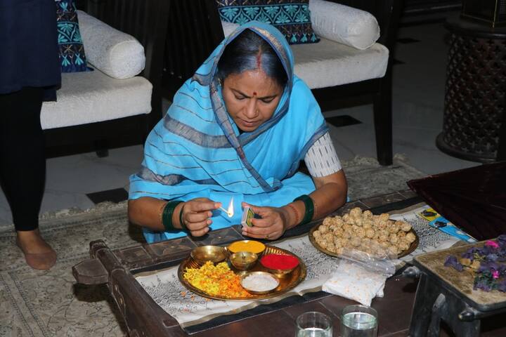 Seema Biswas, just like the caring grandmother, performed an Aarti with Sheen Dass and Anagha Bhosle.