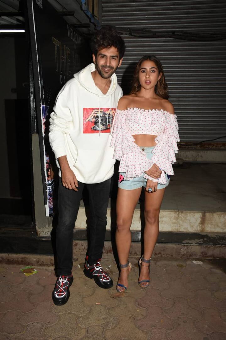 Kartik Aaryan, last seen in ‘Pati Patni Aur Woh’, was spotted in a white hoodie and denims. (All PICS Credit- Manav Manglani)