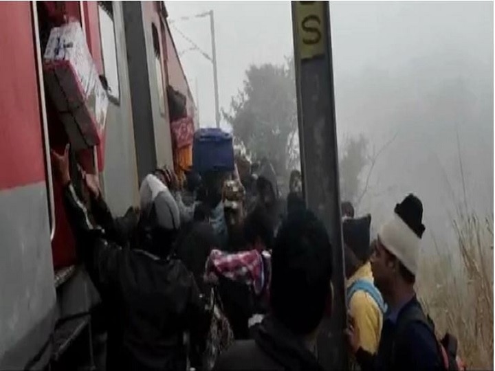 Mumbai-Bhubaneswar LTT Express Derails In Cuttack; 40 Reported Injured Mumbai-Bhubaneswar LTT Express Derails In Cuttack Due To Dense Fog; 40 Injured