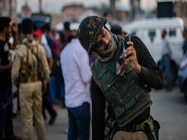 Voice Call, SMS, 2G Mobile Internet Services Restored In Parts Of J&K; Social Media Ban Remains Jammu And Kashmir Mobile Internet, Voice Call Restored In Several Districts Article 370