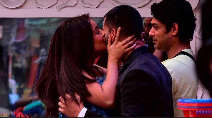 Gautam enters and sees Shehnaz blushing as he hugs her tightly. Bigg Boss gives Shehnaz a chance to meet him and releases her. Shehnaz hugs him tightly and showers him with kisses. Her happiness has no bounds when Gautam asks her to dance with her and the duo romantically shake a leg on ‘Dil Diyaan Gallah’. Shehnaz thanks Bigg Boss for this surprise and for making her dream come true. (Source- Colors TV)
