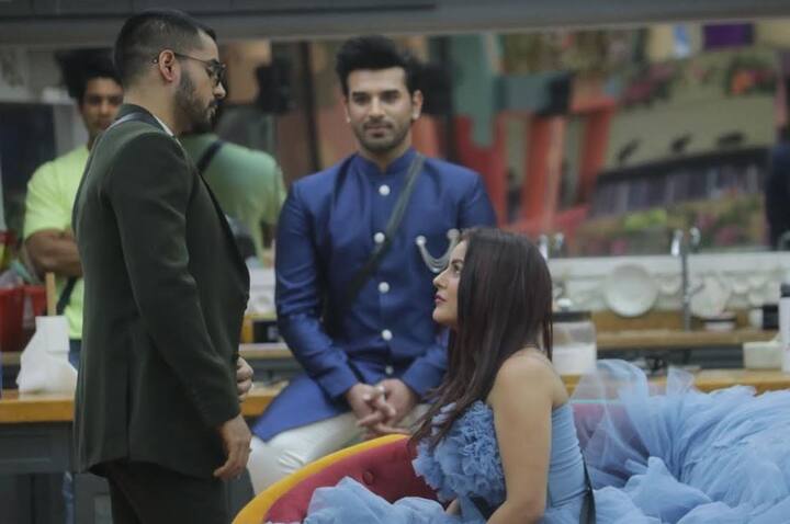 After a week full of emotions the weekend too has an emotional start when Bigg Boss announces the freeze and release task for the contestants. (Source- Colors TV)