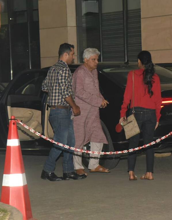 Last night (January 18), Shabana's family members & other Bollywood celebs visited her at the hospital. Here's a picture of Shabana Azmi's hubby & lyricist Javed Akhtar clicked at the hospital. Take a look at more pictures below...(Photo: Manav Manglani)