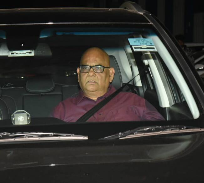 Shabana Azmi's husband & lyricist Javed Akhtar was also traveling with her. However, he escaped with a minor injury.(Photo: Manav Manglani)