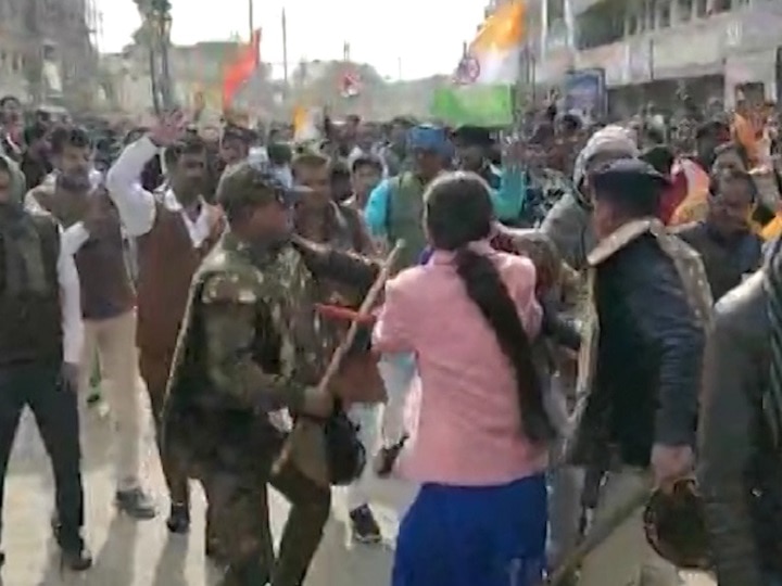 Pro-CAA Rally Turns Violent In MP; Deputy Collector Thrashes Protestors, Gets Assaulted Pro-CAA Rally Turns Violent In MP; Deputy Collector Thrashes Protestors, Gets Assaulted