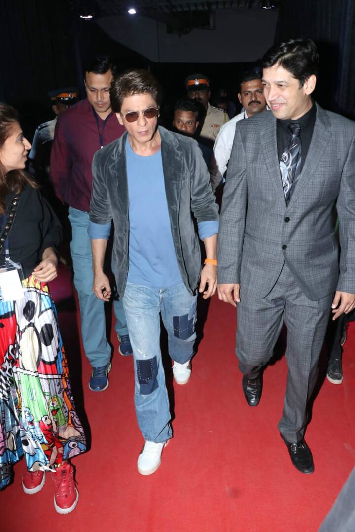 Bollywood's badshah Shah Rukh Khan, who is currently on a break from films, looked stylish in casual look at the event. (Photo: Manav Manglani)