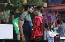 Bigg Boss 13: Rashami Applies Mehendi On Face, Arti Eats Green Chilies For Elite Club Task; Hina Khan Brings Major TWIST