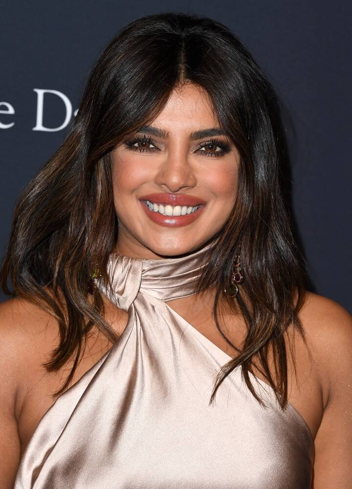 'The Sky is Pink' actor went for light base makeup, with statement kohl-lined eyes and brown lips.
