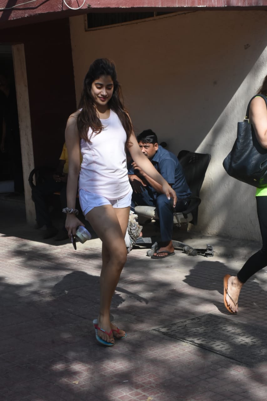 PICS: Deepika Padukone, Janhvi Kapoor, Sara Ali Khan & Other B'wood Celebs SPOTTED In Town