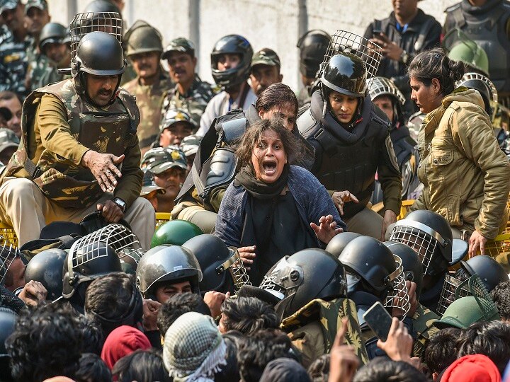 Jamia Students, Delhi Police Clash Over Anti-CAA March To Parliament Jamia Students, Delhi Police Clash Over Anti-CAA March; Several Injured As Cops Resort To Lathicharge