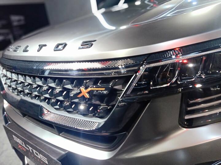 You will also notice the new matte paint which is a new colour and it would be exclusive to the Seltos X-Line. This colour is dark but is also a unique paint shade. At the rear meanwhile there are unique orange accents too.