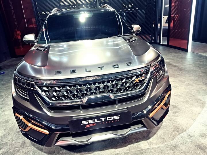 The Seltos X-Line also gets new 18inch black alloys which are based on the current top-end Seltos GT line. The design is the same but it has been blacked out.