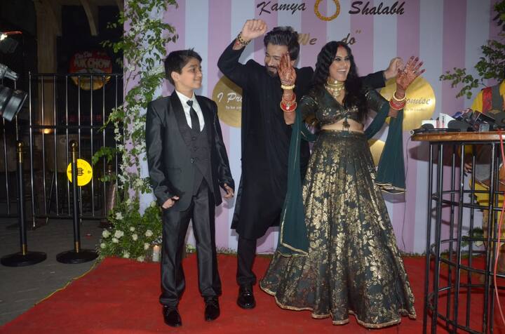 The newly married couple posed happily for the paparazzi. 