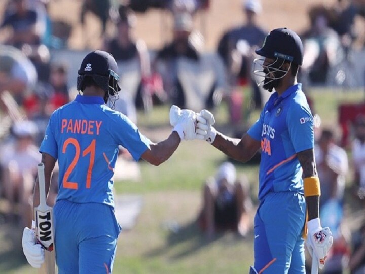 KL Rahul Manish Pandey Karnataka Duo Converse In Kannada During 3rd ODI At Bay Oval WATCH: Rahul-Pandey Karnataka Duo Converse In Kannada During 3rd ODI At Bay Oval